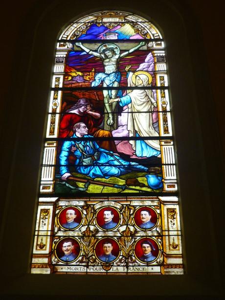 Le vitrail commémoratif de la 1ere guerre mondiale, église Saint-Nicolas à Sanzey © French Moments