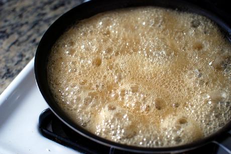 Parce que c’est l’été : Vous devriez faire cette crème glacée au miel brûlé et au basilic.