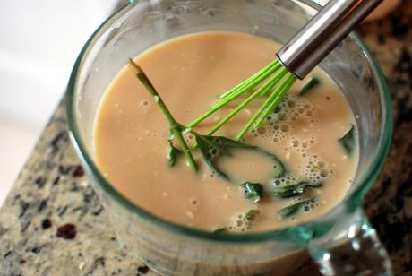 Parce que c’est l’été : Vous devriez faire cette crème glacée au miel brûlé et au basilic.