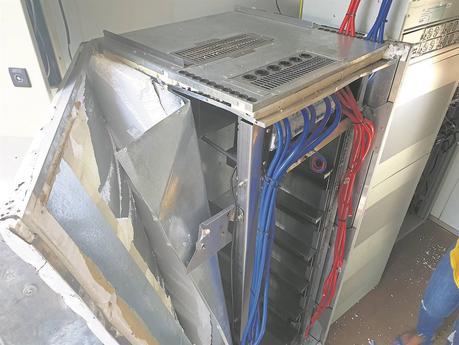 Un boîtier de tour de téléphonie cellulaire après le retrait des piles de secours. 