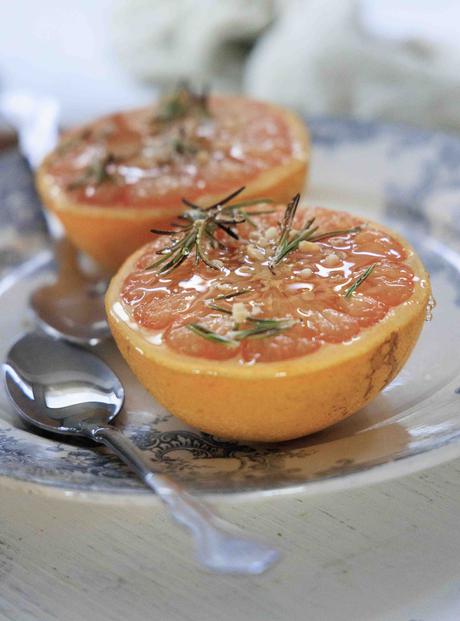 pamplemousse rose rôti au miel et au romarin pamplemousse, pomelos, dessert facile
