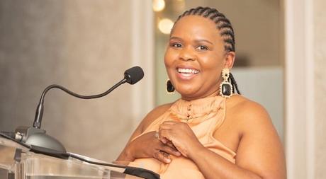 Comment les femmes peuvent-elles prendre la tête de la gouvernance de l’internet ? Image d'une femme, Baratang Miya, devant un microphone.