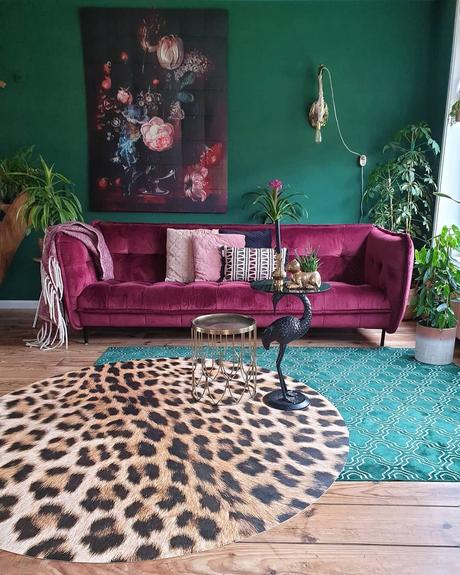 salon vert sapin canapé rose fuchsia tapis motif animalier