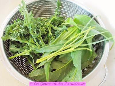 Assiette complète Vegan aux champignons, fleurs de choux, boulgour, oseille et houmous