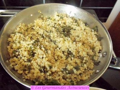Assiette complète Vegan aux champignons, fleurs de choux, boulgour, oseille et houmous