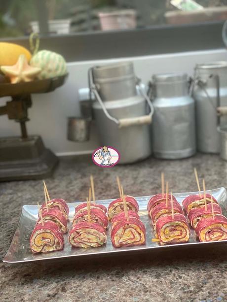 Roulés de tortilla au fromage frais, tomates confites et olives Roulés de tortilla au fromage frais, tomates confites et olives