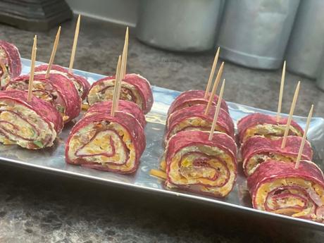 Roulés de tortilla au fromage frais, tomates confites et olives Roulés de tortilla au fromage frais, tomates confites et olives