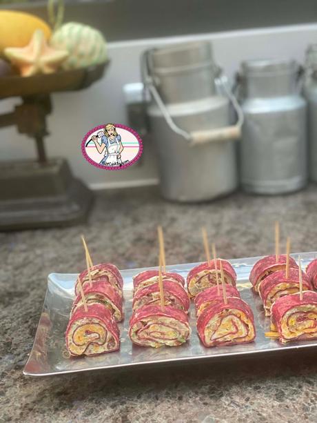 Roulés de tortilla au fromage frais, tomates confites et olives Roulés de tortilla au fromage frais, tomates confites et olives