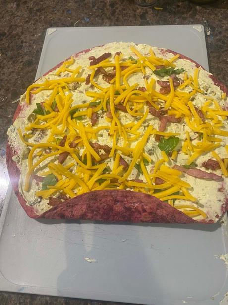 Roulés de tortilla au fromage frais, tomates confites et olives Roulés de tortilla au fromage frais, tomates confites et olives