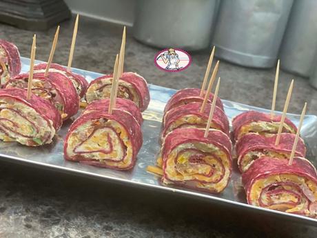 Roulés de tortilla au fromage frais, tomates confites et olives Roulés de tortilla au fromage frais, tomates confites et olives