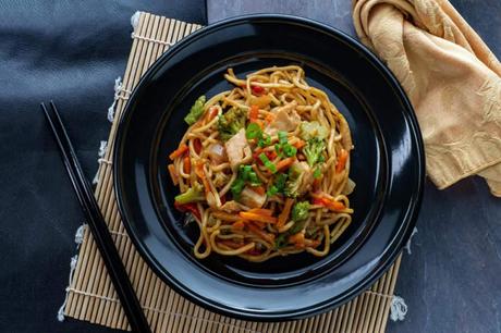 Wok de Poulet aux légumes et Nouilles : Recette légère et délicieuse !