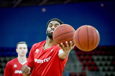ZAPORIZHZHIA, UKRAINE - 27 FÉVRIER 2020 - le défenseur Maurice Creek de SC Prometey se réchauffe avant le match ukrainien de basket-ball SuperLeague contre BC Zaporizhzhia, Zaporizhzhia, sud-est de l'Ukraine.  - PHOTO PAR Ukrinform / Future Publishing (Le crédit photo doit se lire Dmytro Smolyenko/ Ukrinform/Future Publishing via Getty Images)