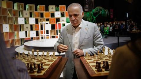 Pour le champion d'échecs Garry Kasparov, « Tant que Poutine sera au pouvoir, il n'y aura pas de paix »