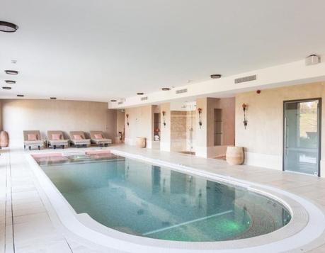 piscine intérieure hotel Le Domaine des Étangs en Charente
