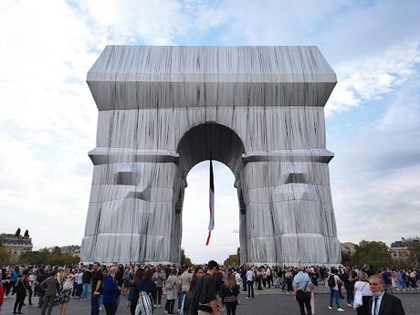 Emballage de l'Arc de Triomphe en 2021Iles entourées en 1...