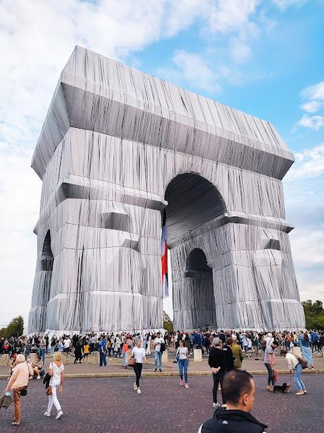 Emballage de l'Arc de Triomphe en 2021Iles entourées en 1...