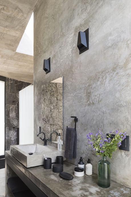 salle de bain béton gris clair plante verte deco lumineuse moderne