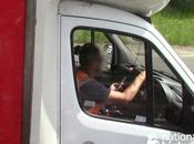 images montrent conducteur faisant geste grossier police après avoir filmé sans ceinture sécurité utilisant téléphone portable