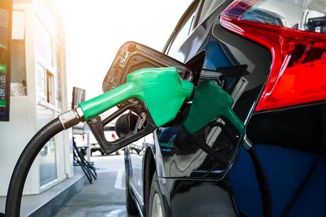 Carburant : l’essence est-elle de mauvaise qualité en grande surface ?