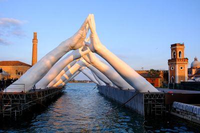 Sculptures d'art public de Lorenzo Quinn