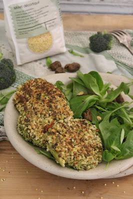 Cuillère et saladier : Galettes de brocolis au millet, olives et amandes (vegan)