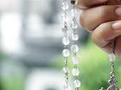 Heureuse tenir prière Rosaire