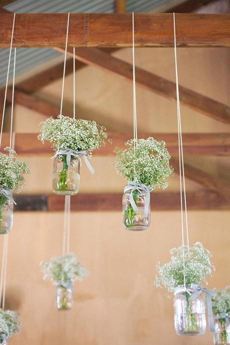 decoration intérieure bocaux verre bouquet de fleurs poutre en bois