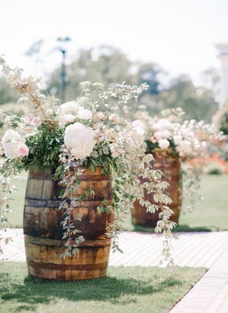 tonneau bois bouquet de fleurs blanches roses deco extérieure mariage champêtre bucolique
