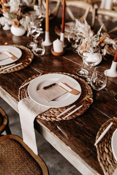 art de table decoration bois set osier assiette couverts blanc rond laiton