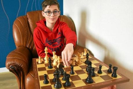 Fan d’échecs, Alexandre veut installer des tables de jeu… en plein air !