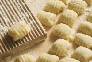 Comment faire le gnocchi de pommes de terre maison, simple et rapide, recette de grand-mère! Comment faire le gnocchi de pommes de terre maison, simple et rapide, recette de grand-mère!