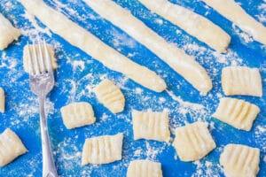 Comment faire le gnocchi de pommes de terre maison, simple et rapide, recette de grand-mère! Comment faire le gnocchi de pommes de terre maison, simple et rapide, recette de grand-mère!