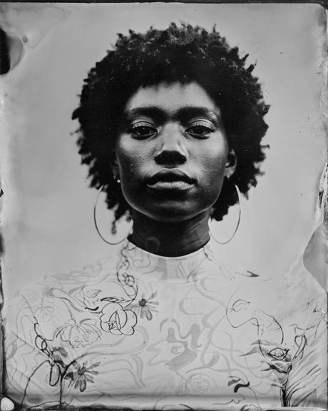 L’artiste de LA construit une archive de portraits noirs américains Un sujet photo avec de grandes créoles