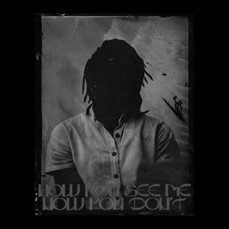 L'artiste Adam Davis pose pour un autoportrait.