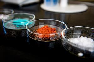 ABTC dispose d'une équipe de scientifiques internes qui se concentrent avec diligence sur le développement et l'évolution de leurs technologies internes d'extraction des métaux de batterie au centre de développement de la recherche de l'entreprise actuellement situé à l'Université du Nevada à Reno. Nevada Center for Applied Research (NCAR) et au sein de l'incubateur de technologies propres Greentown Labs.  L'usine de recyclage précommerciale des batteries lithium-ion de la société, une fois terminée, abritera le centre de développement de la recherche ABTC qui sera équipé de laboratoires d'analyse et de processus, ainsi que des baies pilotes pour valider les technologies de nouvelle génération, fournissant le une infrastructure et des outils expérimentaux pour soutenir les opérations actuelles et futures de nos technologies de recyclage des batteries et d'extraction primaire des métaux des batteries.