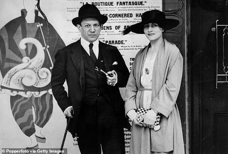 Dans le volume précédent, Picasso a épousé une danseuse russe appelée Olga Khokhlova (ci-dessus, avec Picasso en 1917), même si sa vieille mère coriace avait essayé de la mettre en garde.