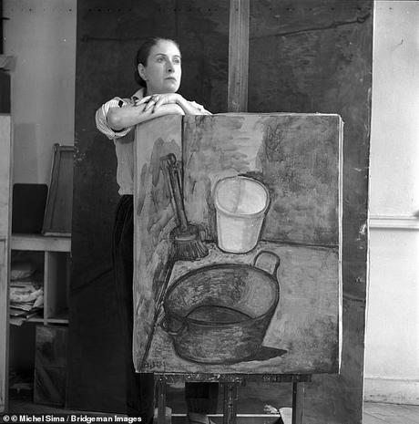 La prochaine maîtresse de Picasso, Dora Maar (ci-dessus) a d'abord attiré son attention en ramassant un couteau et en poignardant les espaces entre ses doigts