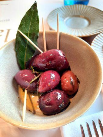 Bienvenue à table avec les magnifiques olives de Kalamata © Patrick Faus