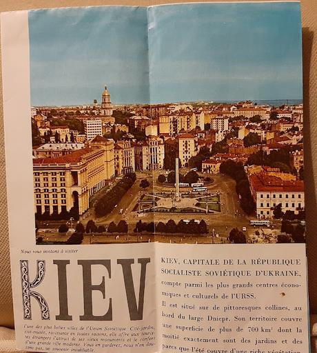 Quelques cercles sur le banc de bois jaune