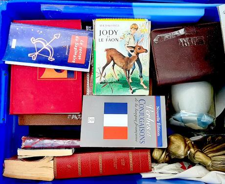 Quelques cercles sur le banc de bois jaune