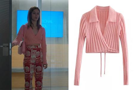 ÉLITE : Cayetana’s cropped wrap pink cardigan sweater in S5E01