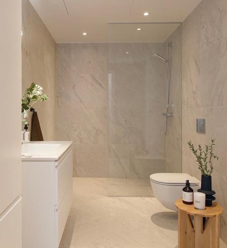 salle de bain douche italienne décoration japonisante marbre beige