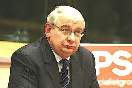 Un flamant rose au milieu des éléphants