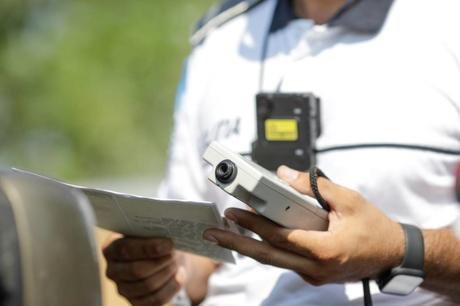 Agent de police effectuant un contrôle et tenant un éthylotest