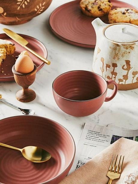 art de table terracotta bol assiette rouge couvert laiton deco moderne élégante rustique