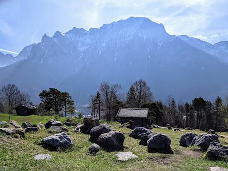 Ostern 2022 in Mittenwald — 15 Bilder / 15 photos — Pâques 2022 à Mittenwald