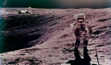 Charles Duke sur le site du débarquement Descartes