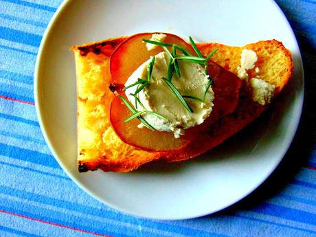 Tartine de poire et chèvre végétal