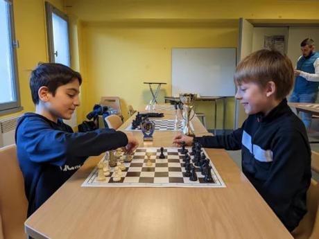 Deux jeunes joueurs du club d'échecs de Bourges 
