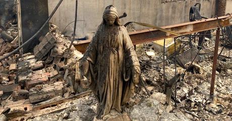 Une statue mariale toujours debout après l‘incendie tragique au Colorado